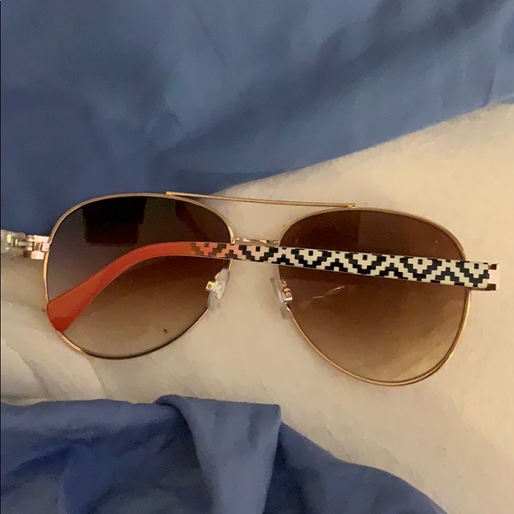 sunglasses with a cute chevron pattern - Picture 2 of 2